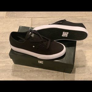 DC manual unisex skate shoes